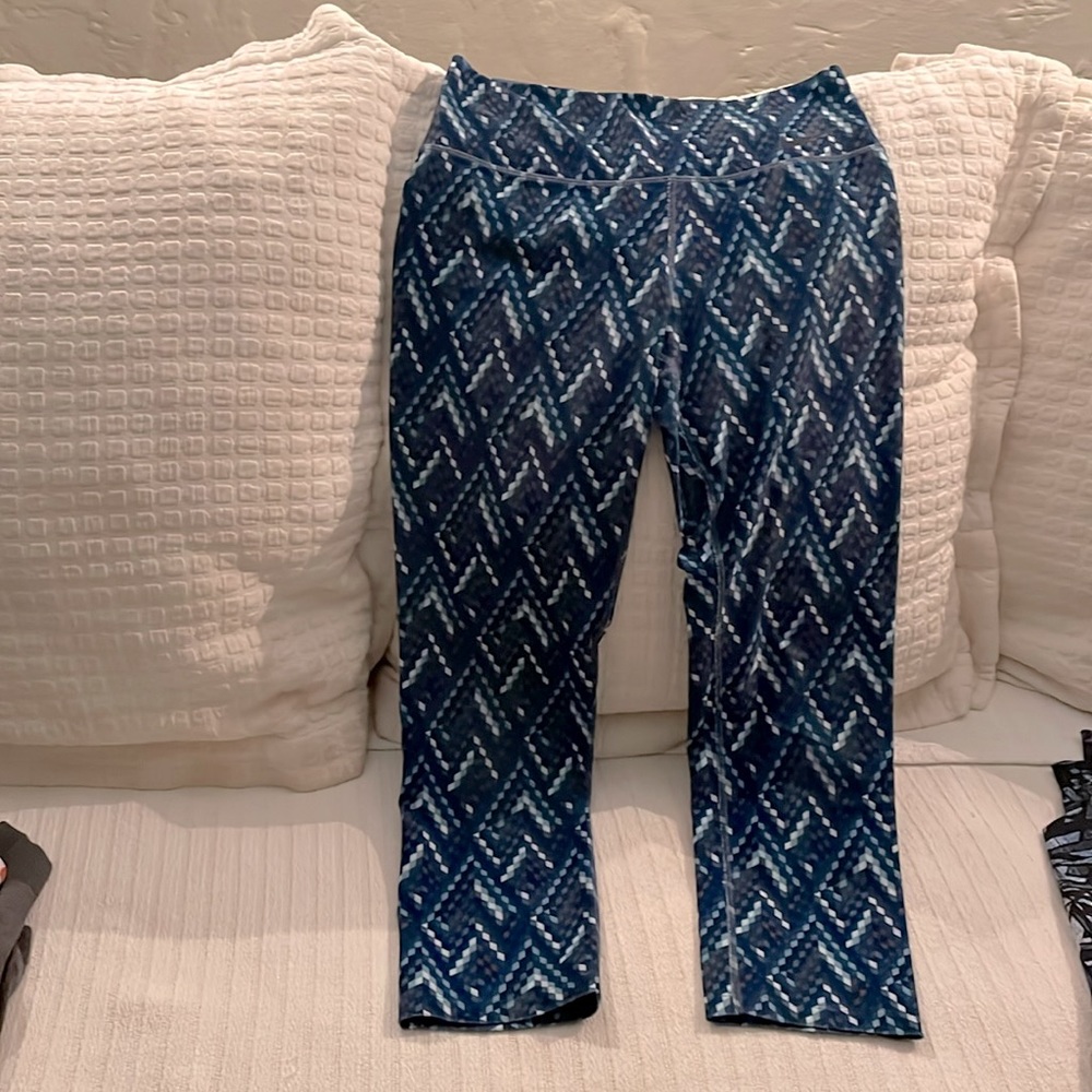 Cute patterned Nike Dri-Fit capri legging. Size small.